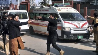 Zrážka autobusu s ťahačom v Pakistane si vyžiadala 17 mŕtvych, medzi obeťami sú aj ženy a deti