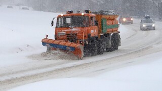 FOTO: Sneh komplikuje dopravu na Slovensku. V Žilinskom kraji a pod Tatrami vyhlásili kalamitu