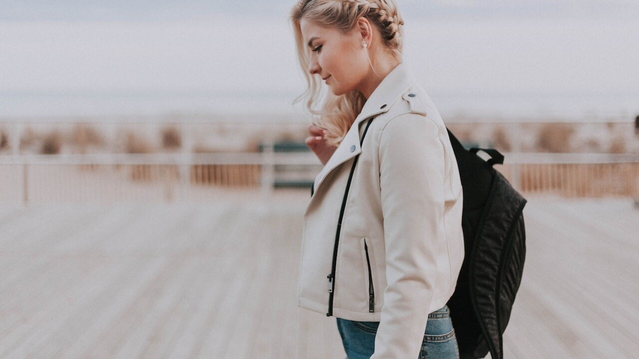 Toto ste o oblečení netušili: Na čo sú gombíky na ramenách či trojuholník na mikine?