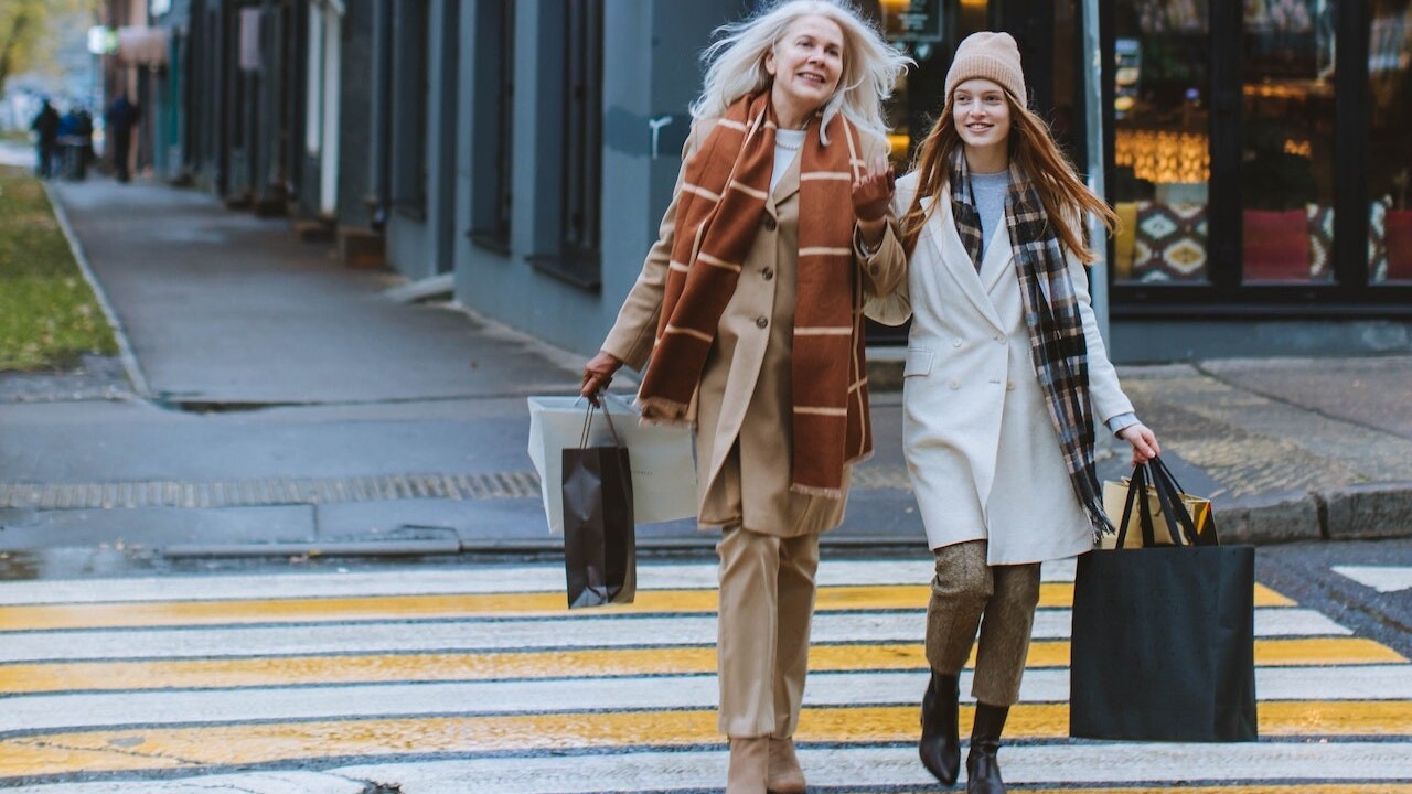 Triky štylistov, ako vyzerať mladšie len vďaka oblečeniu: Stavte na tieto farby či strihy