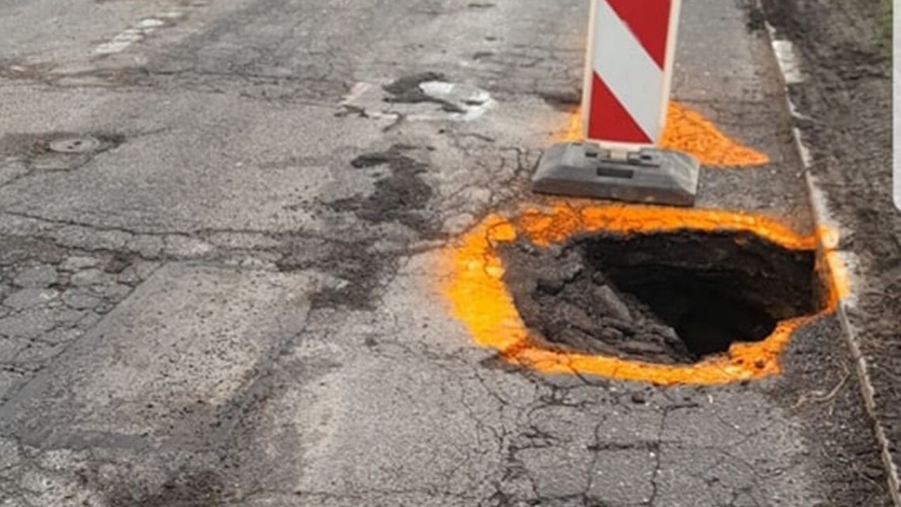 V Bratislave na Košickej ulici sa prepadla časť cesty