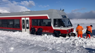 VIDEO: Sneh komplikuje aj koľajovú dopravu, pod Tatrami uviazla električka