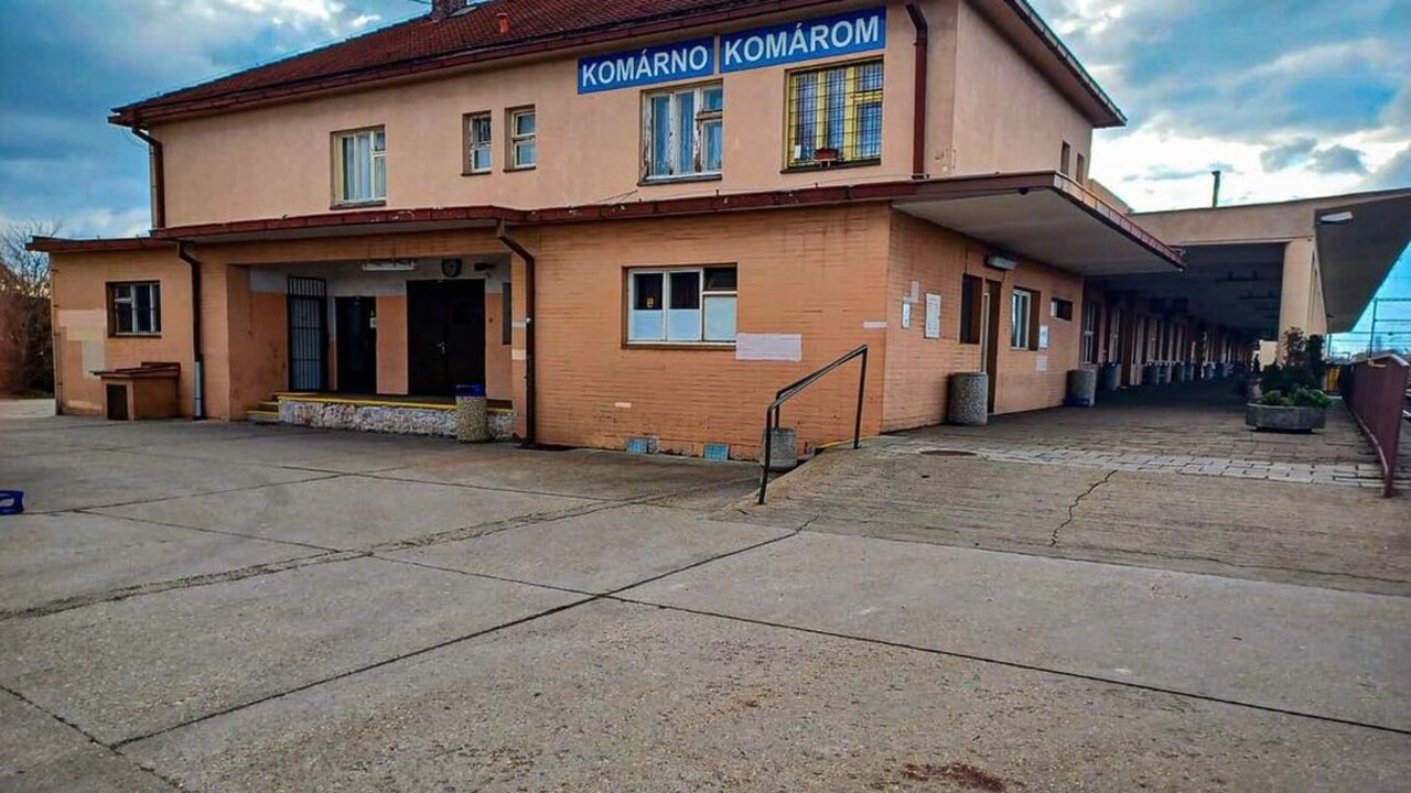 Mladík na železničnej stanici v Komárne pobodal muža, zadržala ho polícia