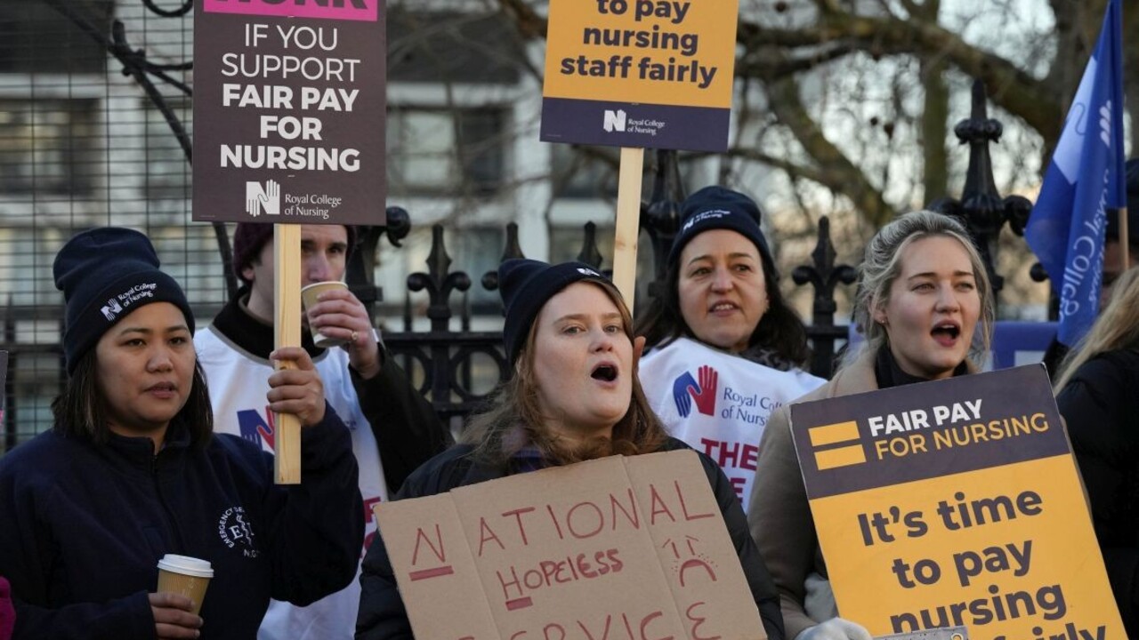 Spor o platy eskaluje. Desaťtisíce štátnych zdravotníkov v Británii vstúpili do doposiaľ najväčšieho štrajku