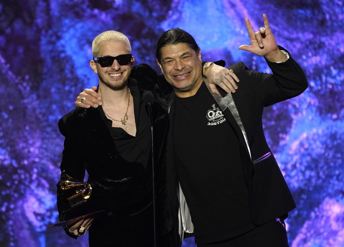 Andrew Watt (vľavo) a  Robert Trujillo preberajú cenu za Ozzyho Osbournea, ktorý zvíťazil v kategórii najlepší metalový výkon so skladbou Degradation Rules.