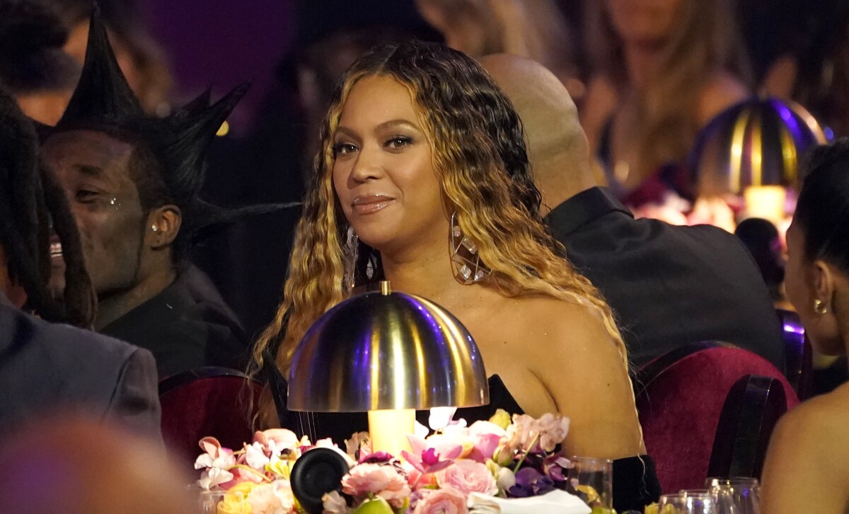 Americká speváčka Beyoncé sedí za stolom na 65. ročníku odovzdávania hudobných cien Grammy v Los Angeles.