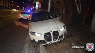 FOTO: V centre Bratislavy dostalo auto šmyk, vodič bol pod vplyvom alkoholu