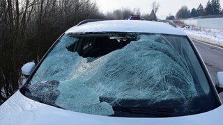 Ľadová kryha z kamióna prerazilo čelné sklo auta. Zranila 12-ročného chlapca