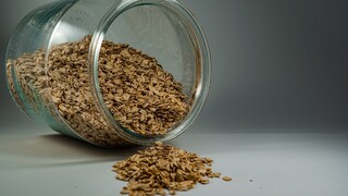 Ovsené vločky v neobyčajnej úlohe: Jesť ich nebudete, ale nasýtia pleť, vlasy i nechty