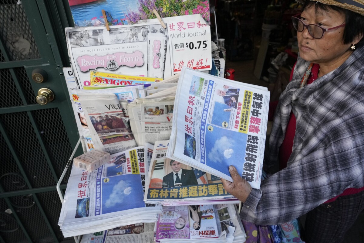 Zostrelenie balóna na titulke čínskych novín