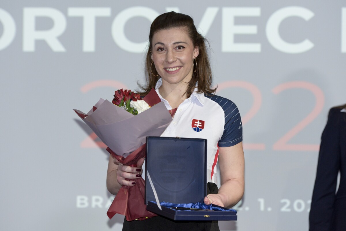 Na snímke športová gymnastka Barbora Mokošová si preberá cenu športovec roka v kategórii ženy seniorky v športovej gymnastike.
