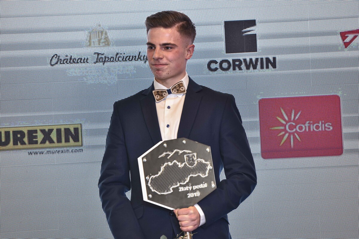 Na snímke cyklista Martin Svrček si preberá cenu Cyklista roka 2019 v kategórii Talent roka.