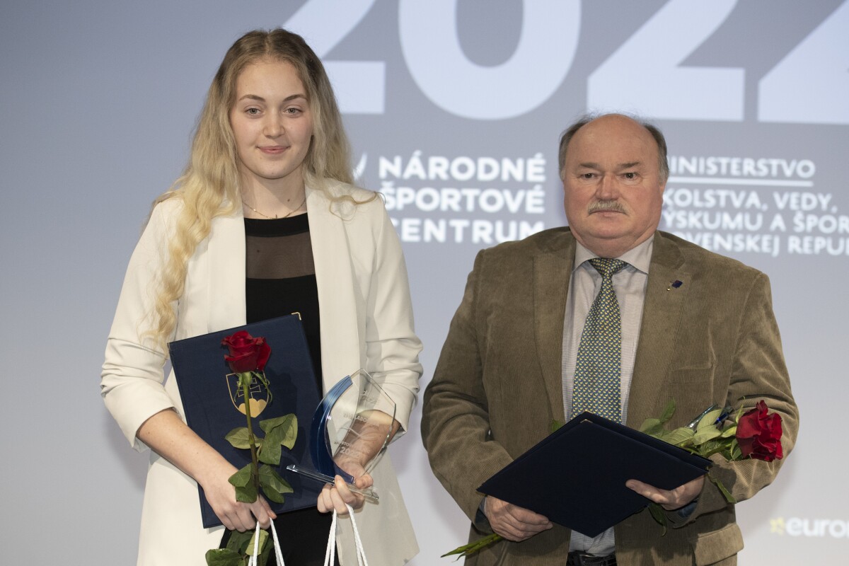 Na snímke ocenená stolná tenistka Ema Labošová a predseda Slovenského stolnotenisového zväzu (SSTZ) Anton Hamran.