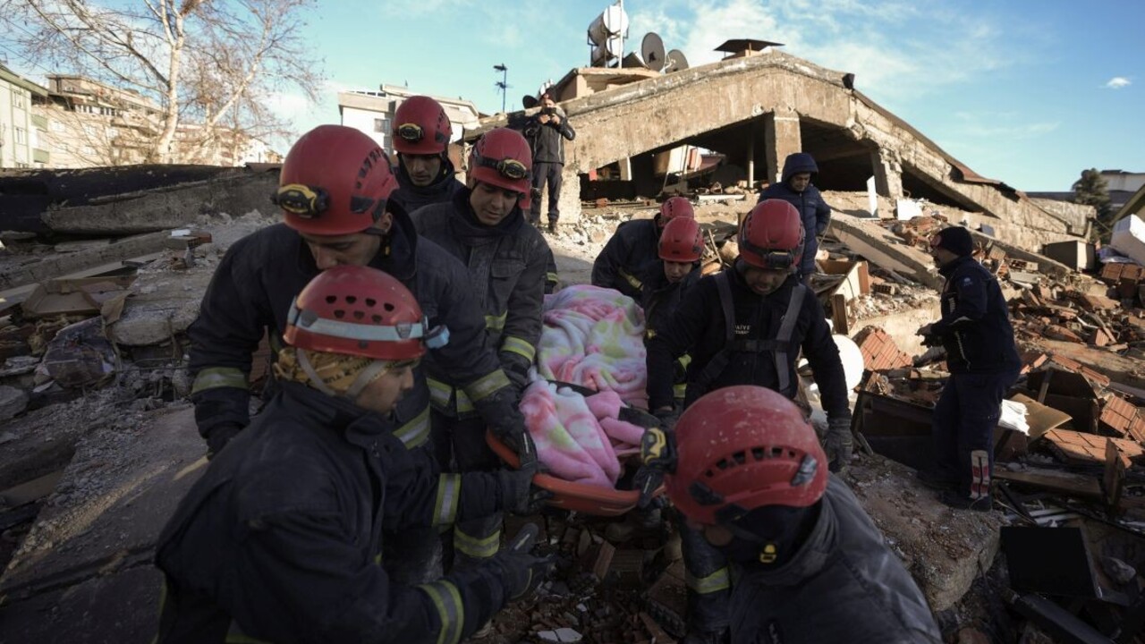 V Sýrii našli v troskách čerstvo narodené dievčatko. So svojou mŕtvou matkou bolo stále spojené pupočnou šnúrou