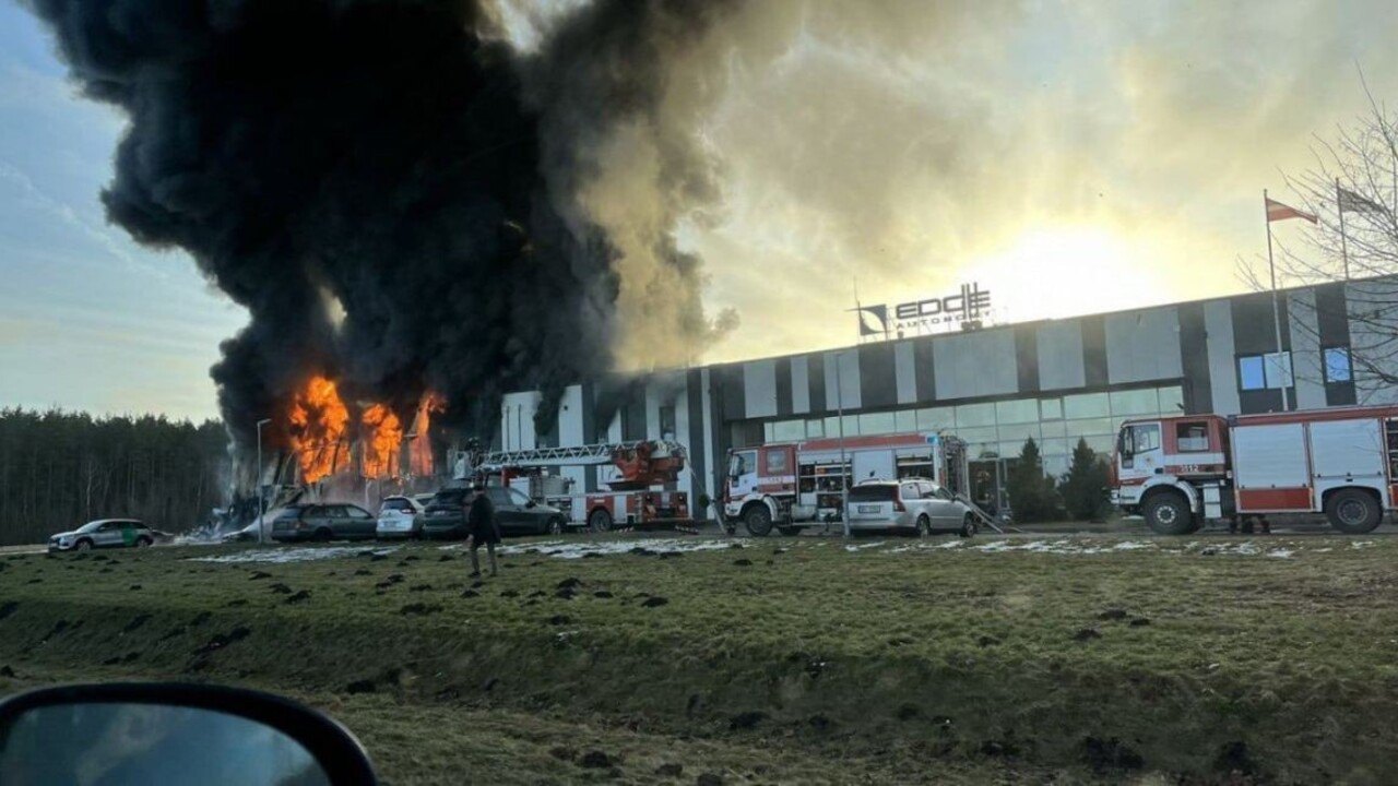 V Lotyšsku vypukol požiar v americkej vojenskej továrni, ktorá slúži na výrobu dronov dlhého doletu