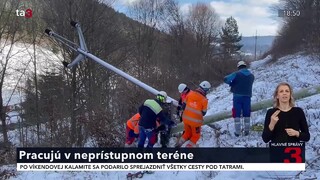 V obci Lazy pod Makytou spadli na vedenie vysokého napätia stromy. Poškodili stĺpy a stovky domácností ostali bez elektriny