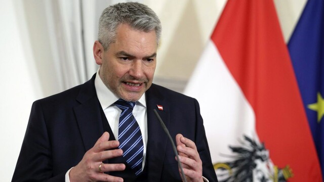 Rakúsky kancelár pohrozil zablokovaním deklarácie summitu EÚ. Prázdne slová nestačia, dodal Nehammer