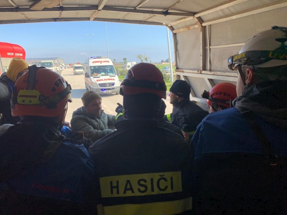 Záchranári zo Slovenska pomáhajú pri dôsledkoch tureckého zemetrasenia.