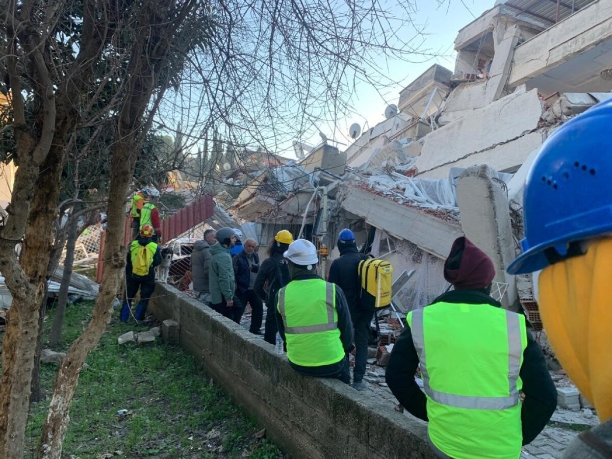 Záchranári zo Slovenska pomáhajú pri dôsledkoch tureckého zemetrasenia.
