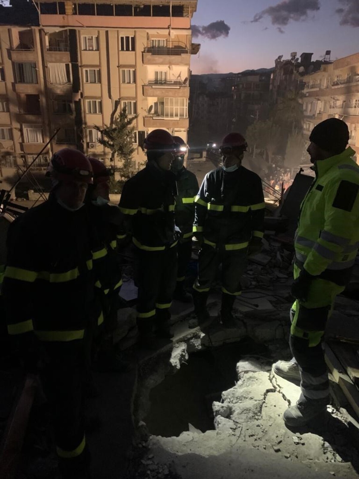 Záchranári zo Slovenska pomáhajú pri dôsledkoch tureckého zemetrasenia.