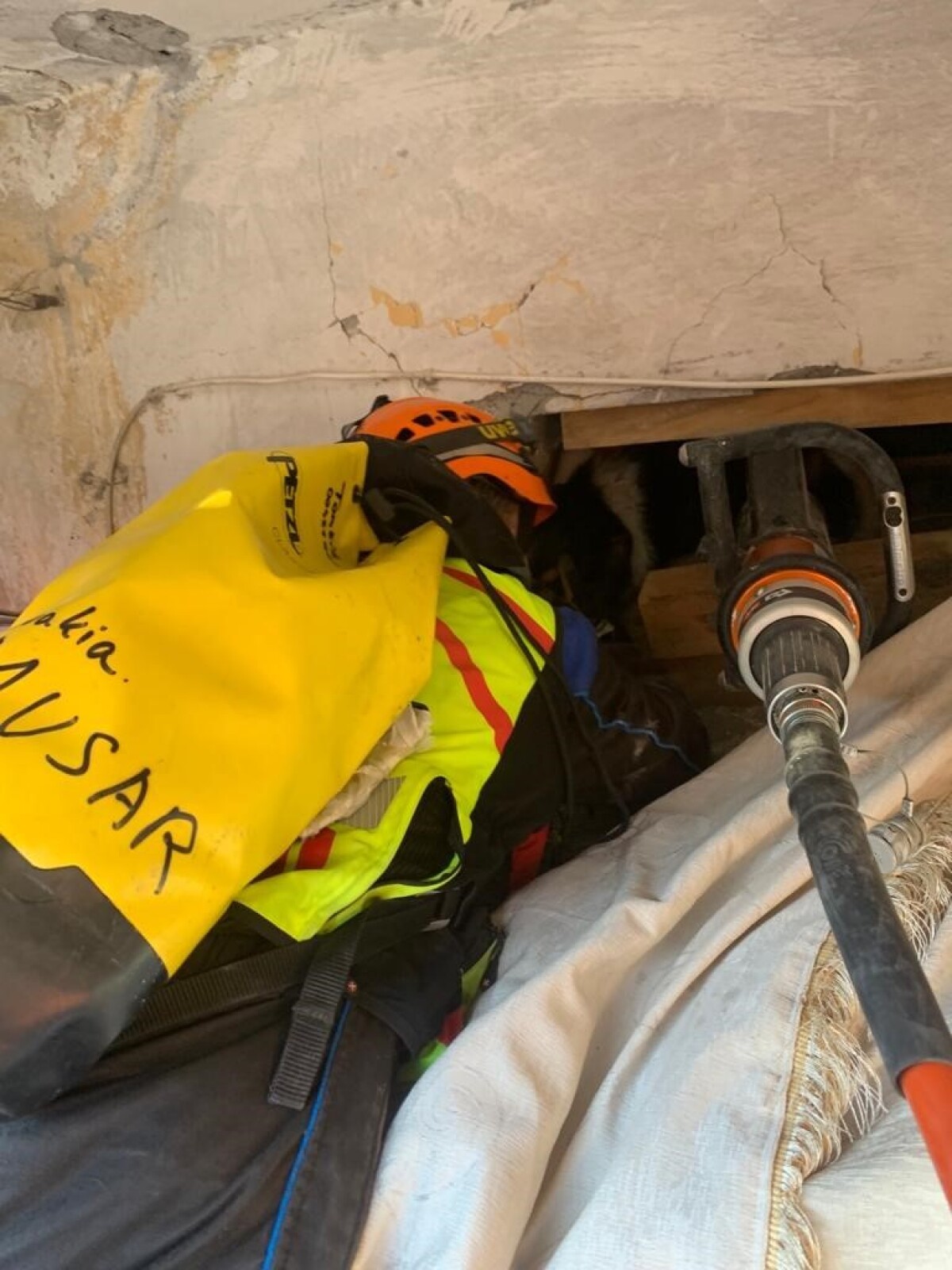 Záchranári zo Slovenska pomáhajú pri dôsledkoch tureckého zemetrasenia.