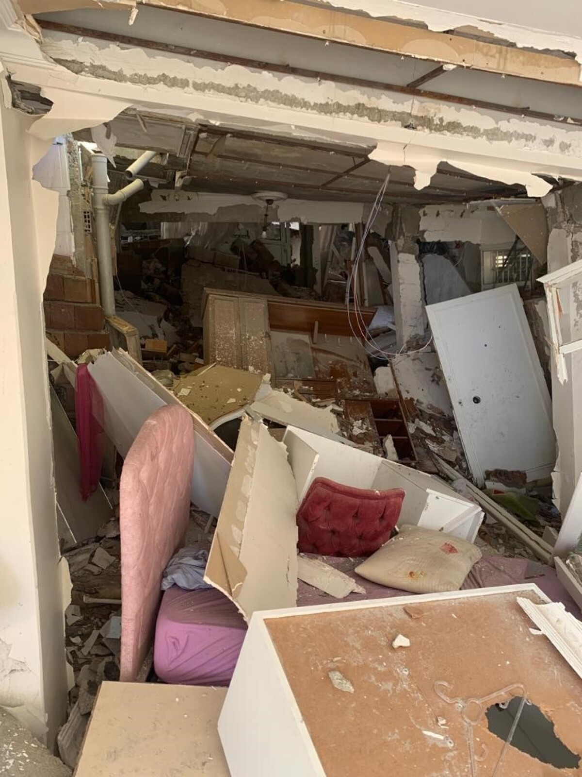 Pohľad do zničených budov.