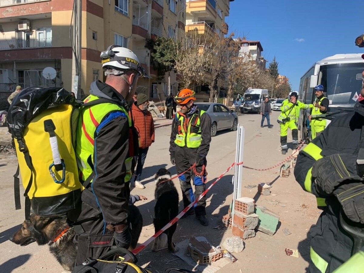 Záchranári zo Slovenska pomáhajú pri dôsledkoch tureckého zemetrasenia.