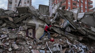 Záchranári po zemetrasení v Turecku ešte stále vyťahujú z trosiek živých ľudí. Úspech zaznamenali aj Česi