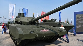 Rusko zvažuje vyslanie tankov T-14 Armata na Ukrajinu. Budú vynikajúcim cieľom, posmieva sa proruský vojenský portál