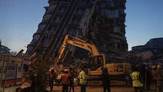 Turecké úrady zadržali asi 180 ľudí pre zrútenie budov po zemetrasení