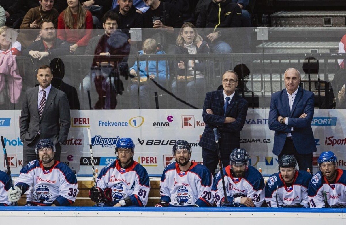 Slovenská striedačka v pozadí zľava tréneri Marián Gáborík, Ján Filc a František Hossa
