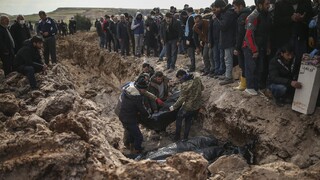 Zúfalstvo po zemetrasení v Turecku: Telá hromadia, obete pochovávajú narýchlo, aj tie bez mena