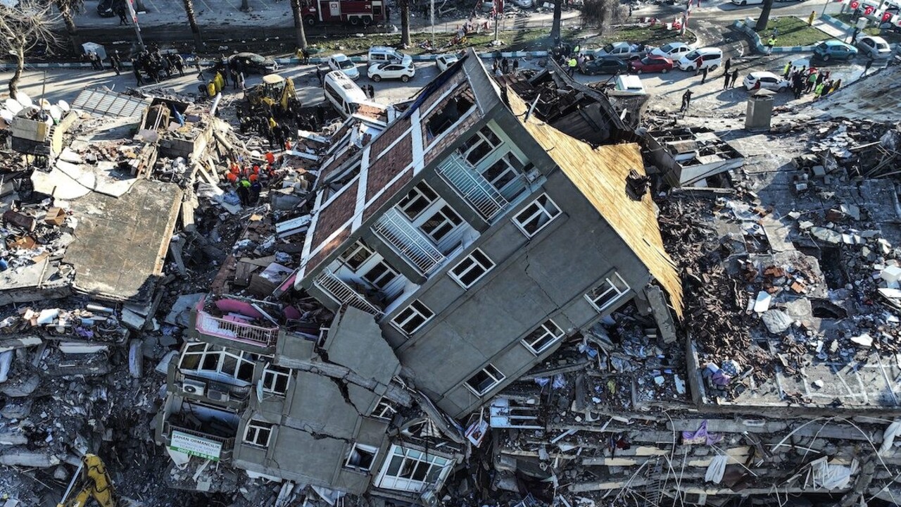 Turecko prešetruje pád budov po zemetrasení. Zatklo vyše sto ľudí, ktorí majú byť zodpovední