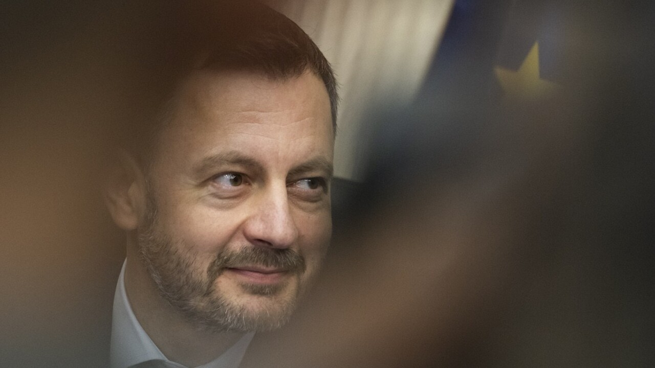 Heger bude o darovaní migov rokovať, Pellegrini odmieta pionierske hrdinstvo