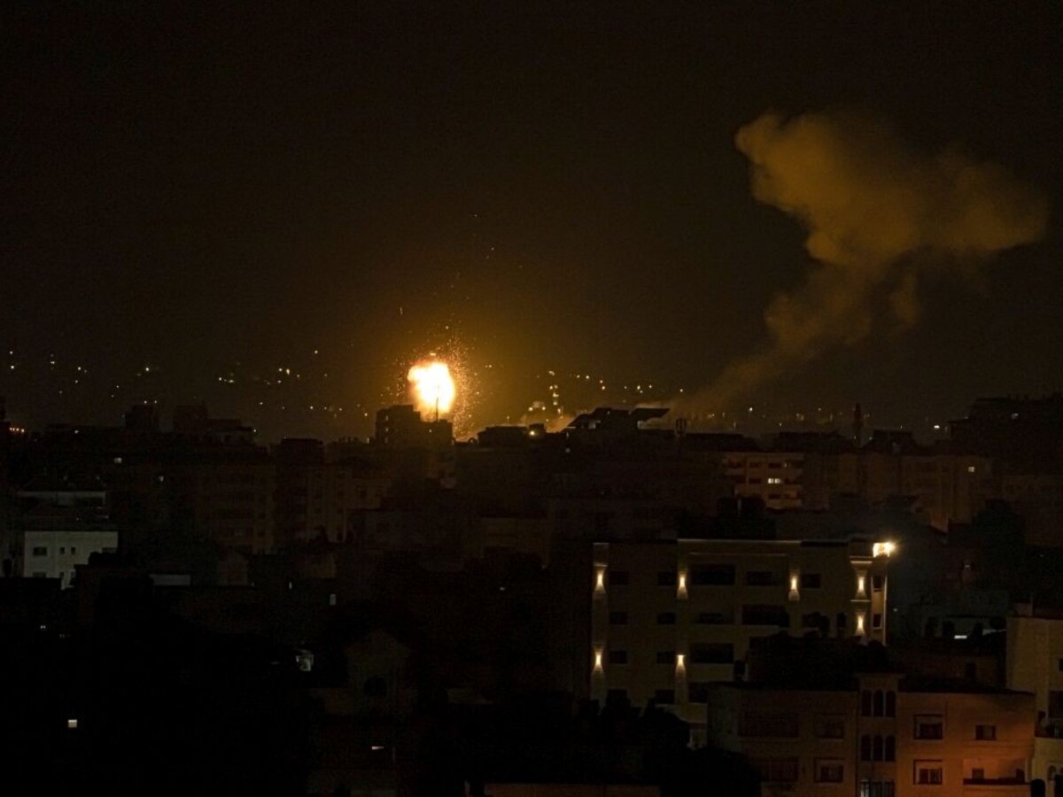 Izrael zaútočil na komplex Hamasu, reagoval tak na sobotňajšie vypálenie rakety z Pásma Gazy