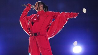 FOTO: Polčas Super Bowlu rozžiarila popová superstar Rihanna. Po vystúpení oznámila, že je tehotná