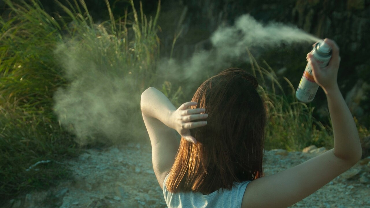 Lak na vlasy presuňte z kúpeľne do šatníka: Takto si poradí s oblečením a doplnkami