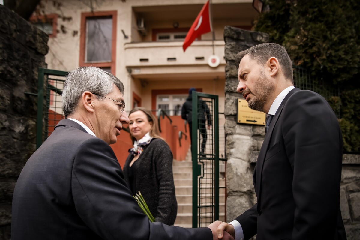 Heger pri návšteve tureckého veľvyslanectva.