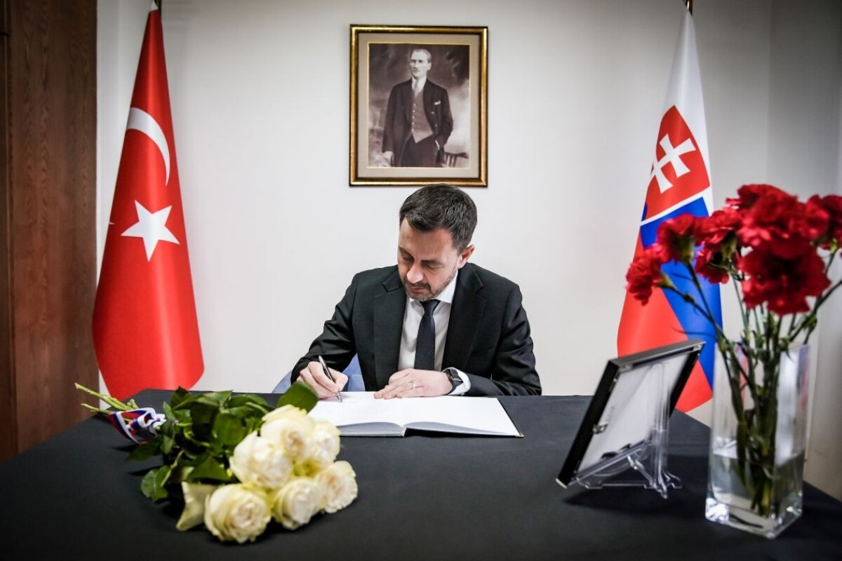 Heger si uctil obete zemetrasenia.