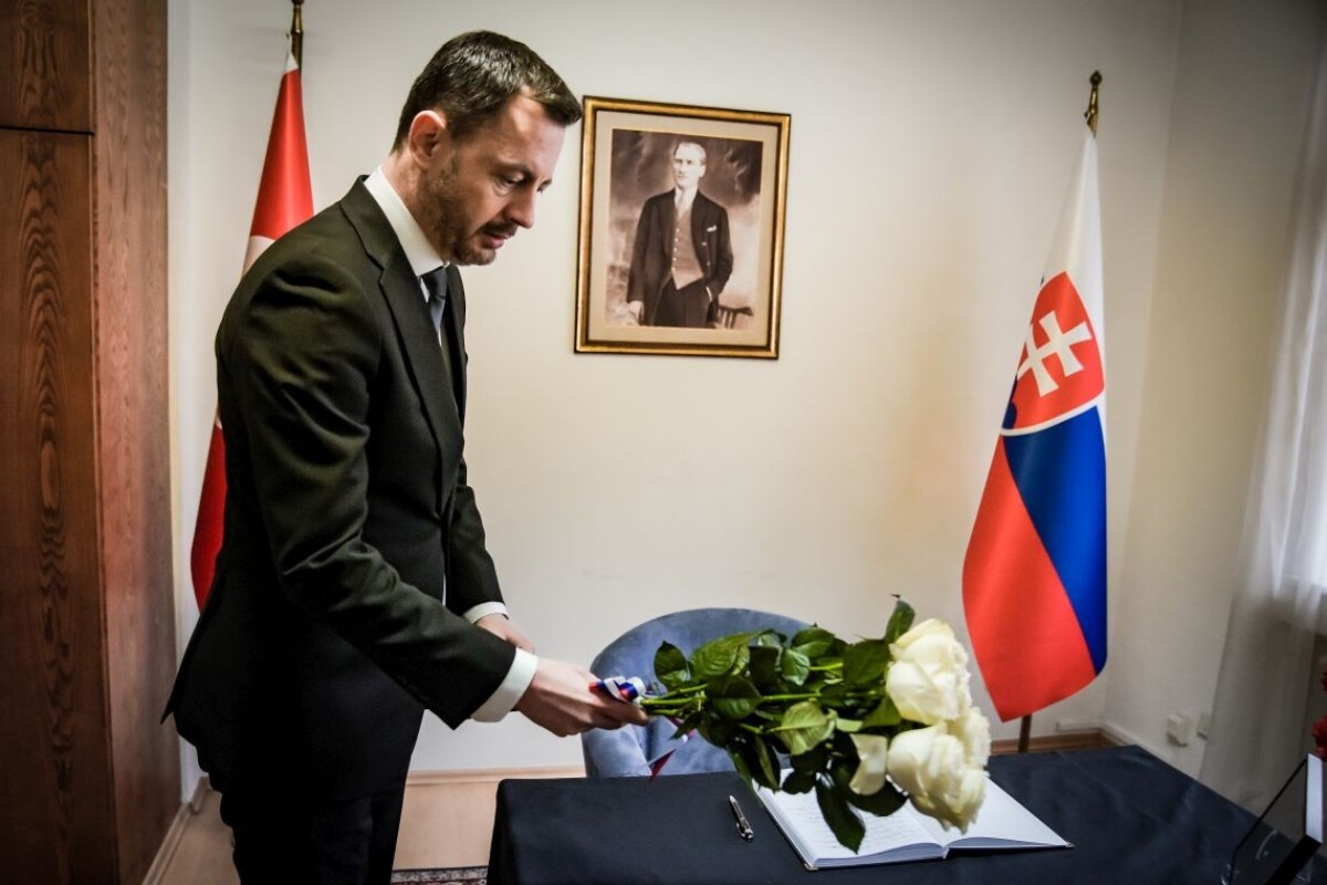 Heger si uctil obete zemetrasenia.