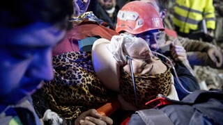 Žena prežila v sutinách vyše 200 hodín. Záchranári v Turecku ešte stále vyťahujú preživších