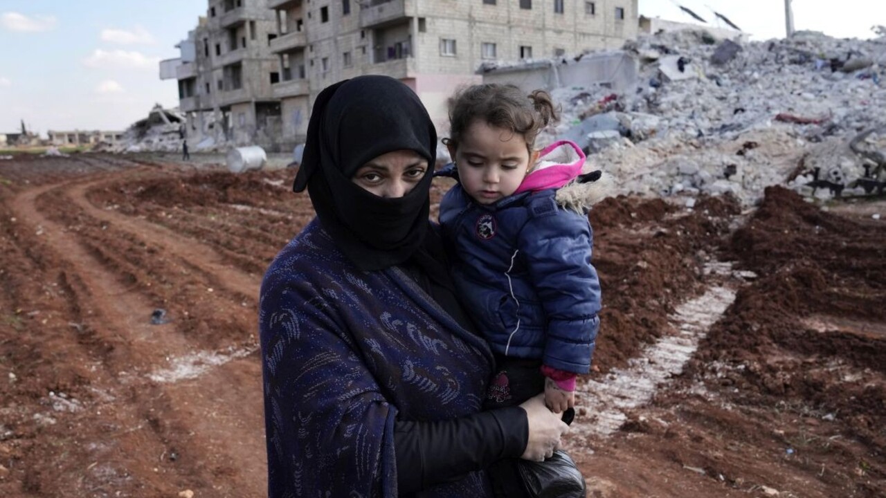 Umreli im príbuzní, prišli o domov, teraz nemajú čo jesť. Preživší v Turecku nevedia, čo s nimi bude
