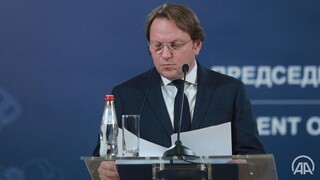 Maďarský eurokomisár sa ospravedlnil za urážlivé slová v Európskom parlamente