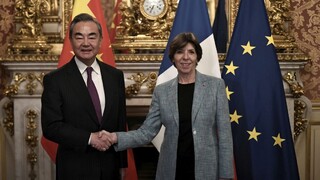 Šéf čínskej diplomacie začal týždennú cestu po Európe. S Macronom sa zhodli na spoločnom cieli