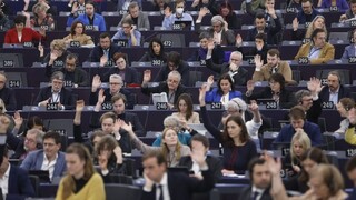 Európsky parlament podporil dôraznejšiu pomoc Ukrajine. Seriózne zváži aj dodanie stíhačiek
