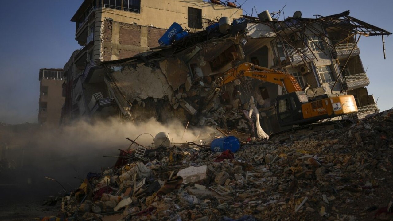 V Turecku vytiahli spod trosiek dvoch živých mužov, zasypaní boli 261 hodín