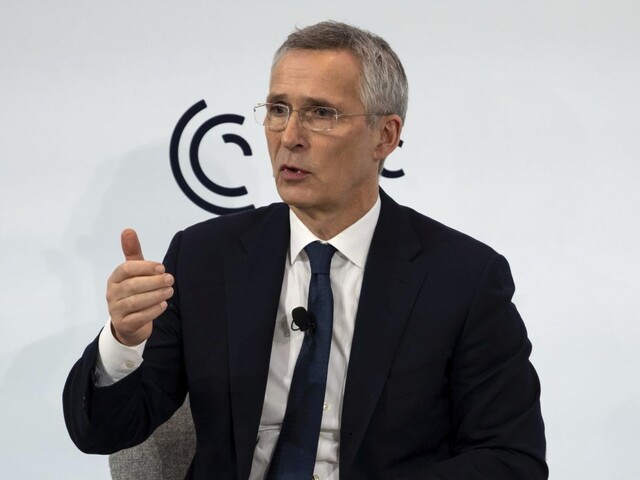 Západ by nemal byť príliš opatrný v dodávkach zbraní Ukrajine, povedal Stoltenberg
