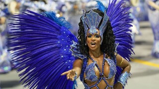 Svetoznámy brazílsky karneval sa vracia v plnej sile. Hlavná časť začne prehliadkami najlepších škôl samby