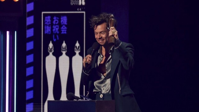 Harry Styles hviezdil na udeľovaní cien Brit Awards. Niektoré hviezdy doslova šokovali