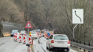 Cesta pod Strečnom je zúžená do jedného pruhu, dôvodom je zosuv vozovky